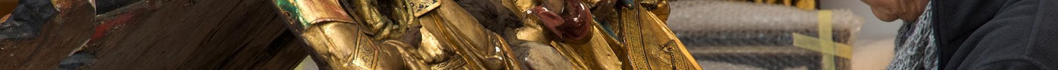 Konservierung eines Schnitzreliefs in der Werkstatt der Restauratorin M. Voss-Raker