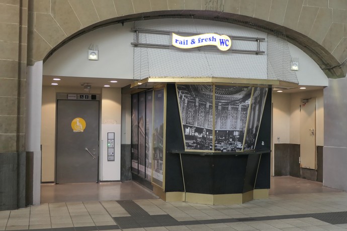 Kassenhäuschen in der Bahnhofshalle