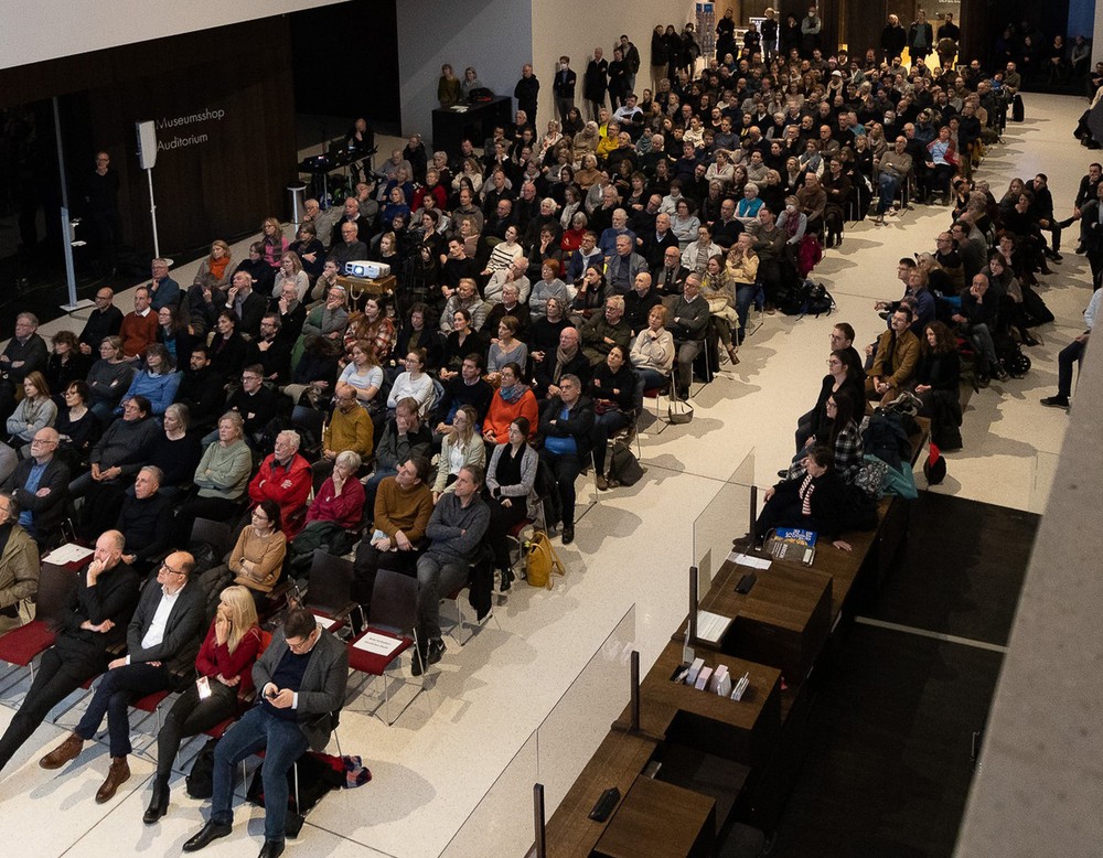 Teilnehmende im Foyer vom LWL-Museum für Kunst und Kultur