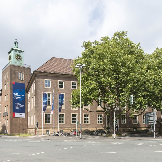 Hauptgebäude mit Glockenturm (vergrößerte Bildansicht wird geöffnet)