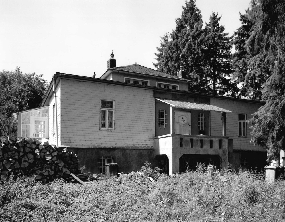 Burbach, Erzweg 3, Gesamtansicht von Osten im Jahr 2001
