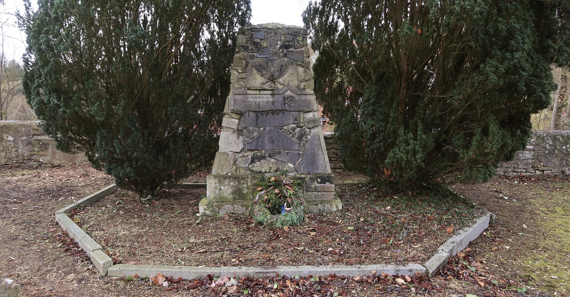 Jüdischer Friedhof Warburg, Vorderseite des Mahnmals 2022.