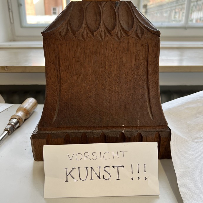 in der Restaurierungswerkstatt (vergrößerte Bildansicht wird geöffnet)