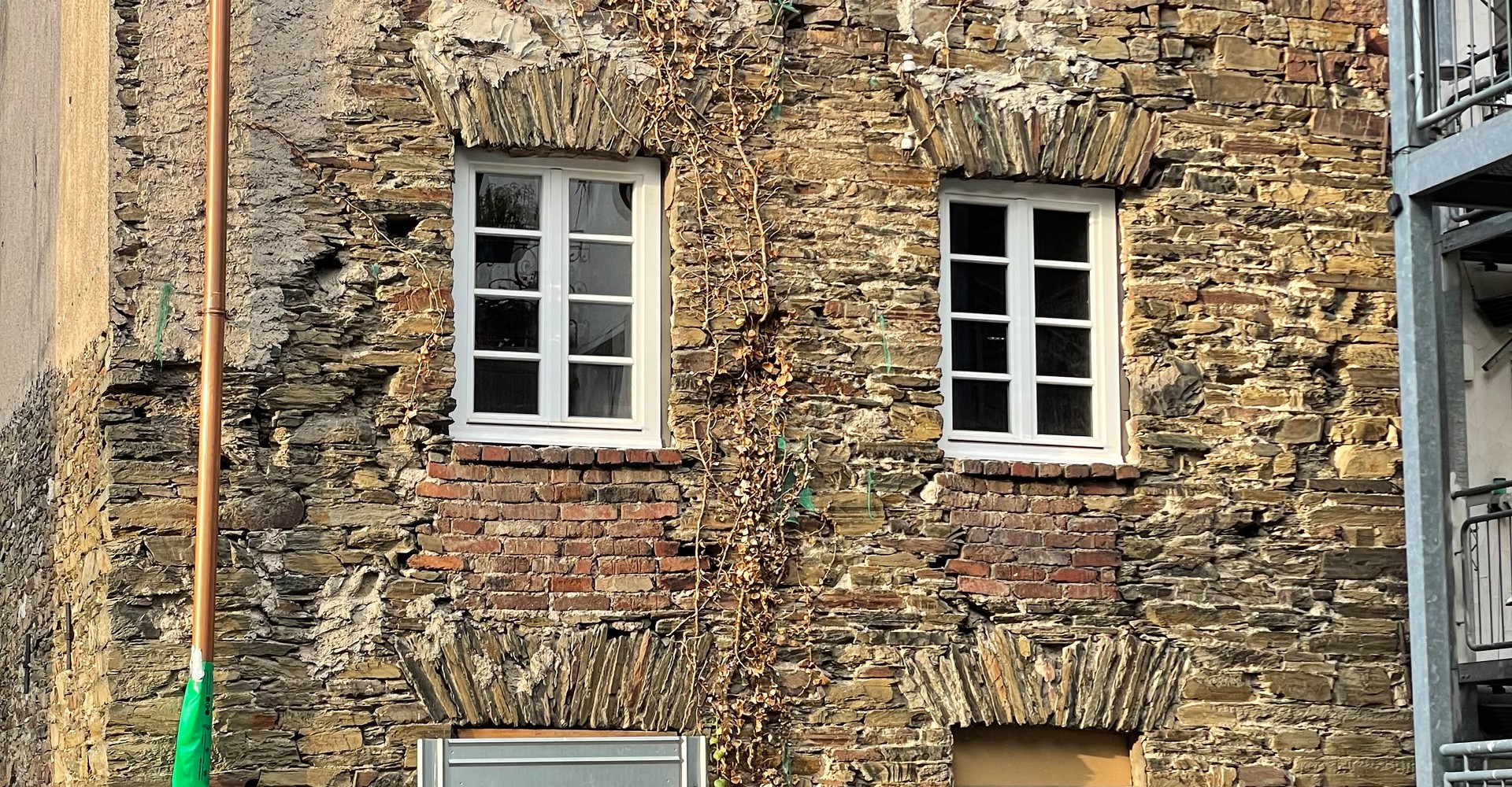 Die Fenster des zukünftigen Gildehauses in der Kölner Straße 3 in Attendorn