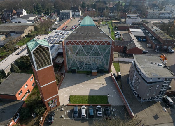 Vorplatz der Kirche