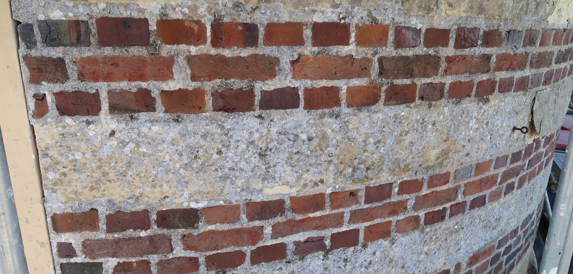 Detail des Specklagen-Mauerwerks vor der Instandsetzung