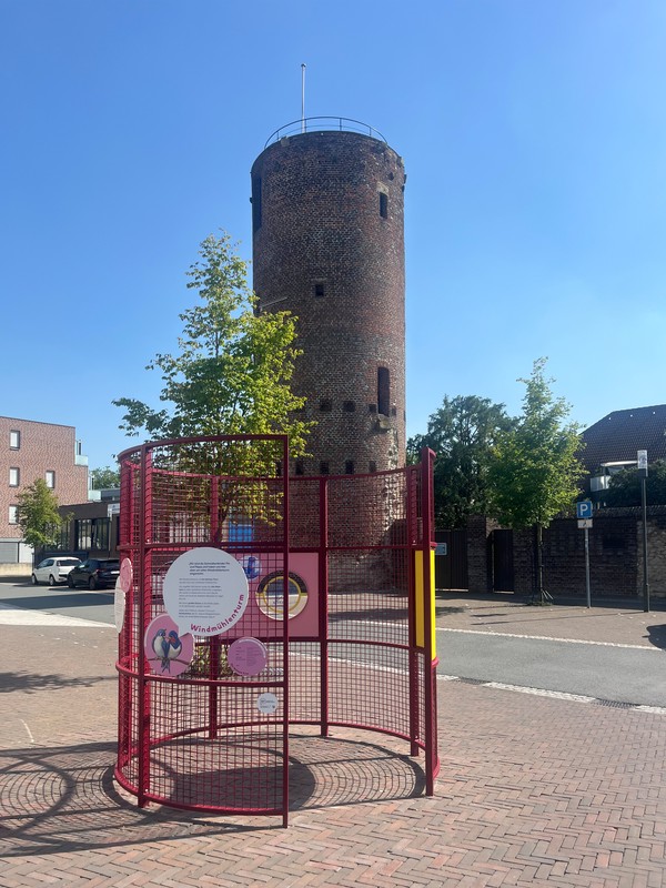 Der Windmühlenturm mit dem Drahtgestell als Vermittlungselement