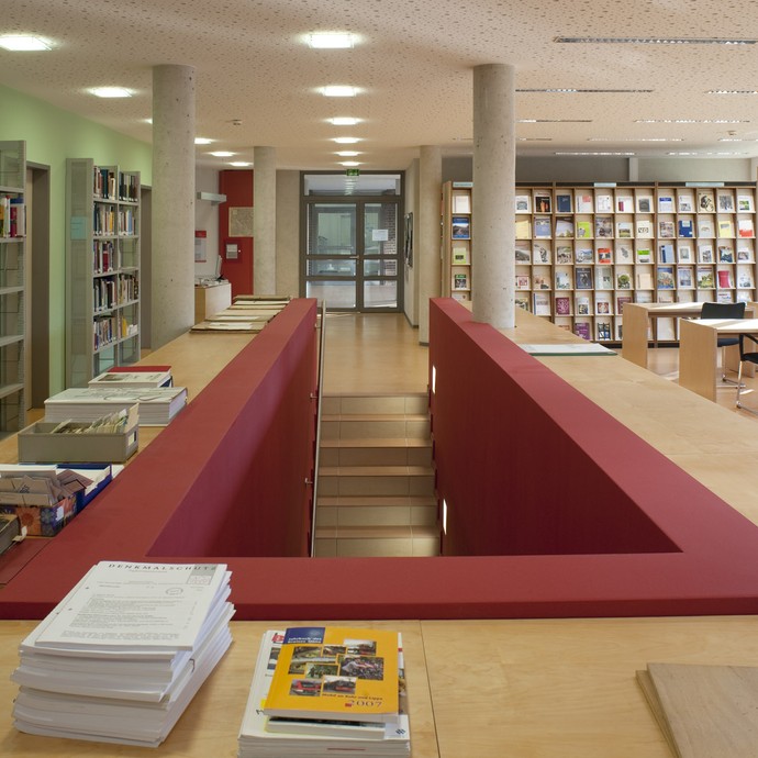 Blick in die Bibliothek (vergrößerte Bildansicht wird geöffnet)