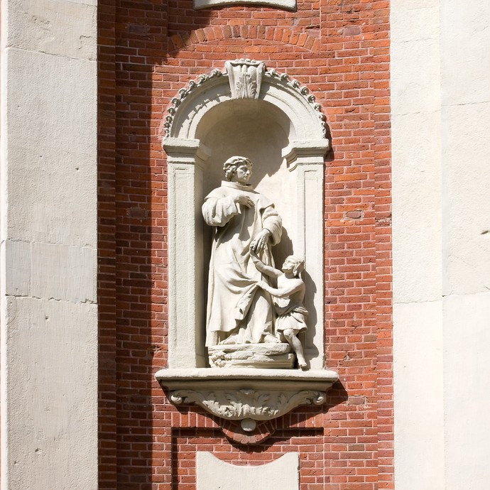Nische mit Sandsteinfigur des Ordensgründers, des hl. Johannes von Gott (vergrößerte Bildansicht wird geöffnet)