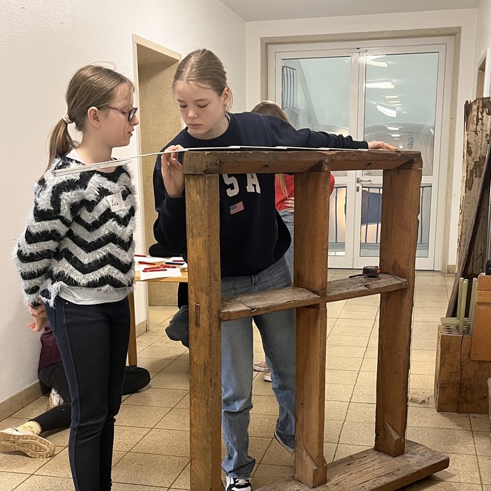 bei der Bauforschung (vergrößerte Bildansicht wird geöffnet)