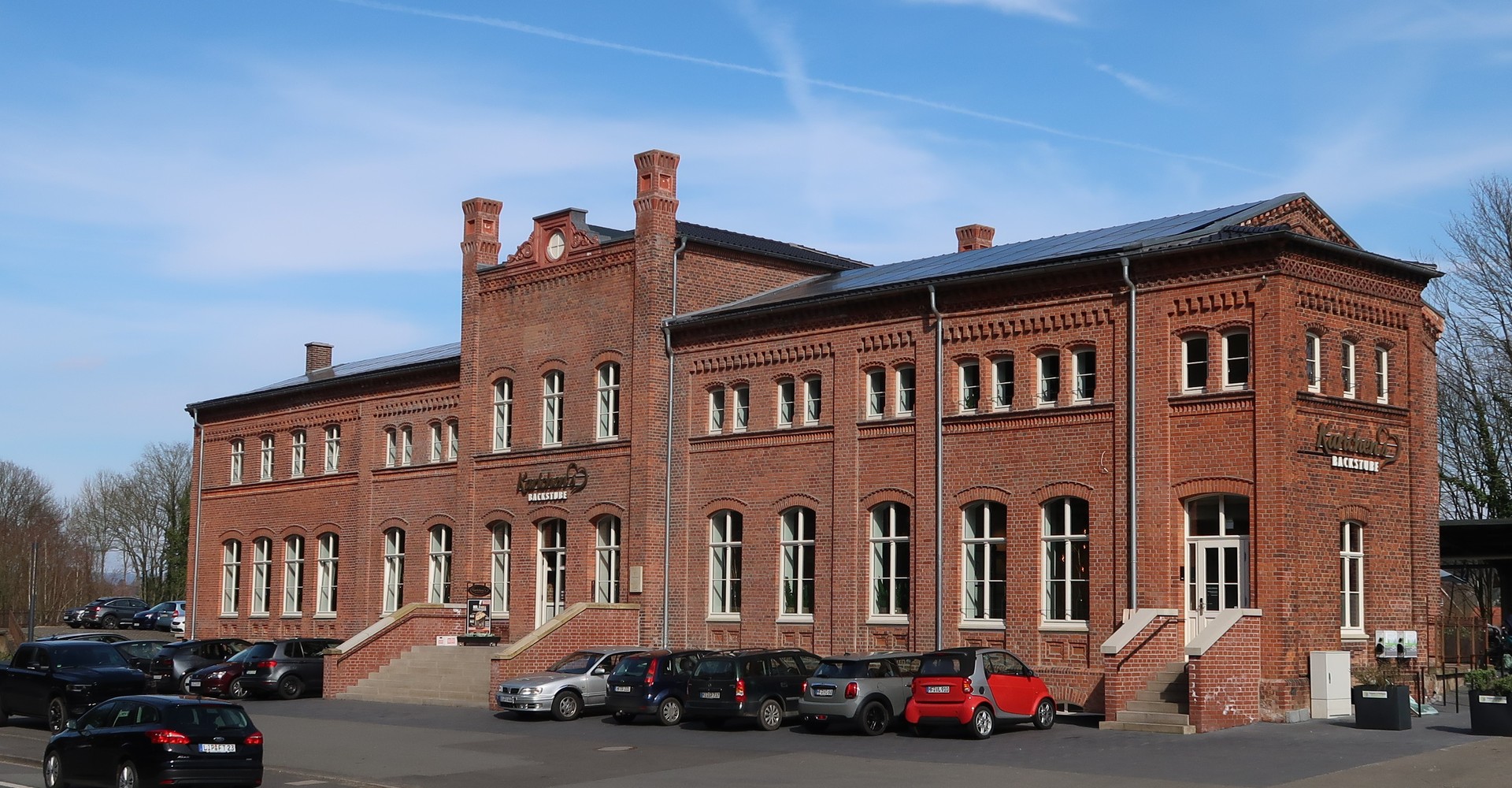 Bahnhofsempfangsgebäude von Südwesten, nach Abschluss