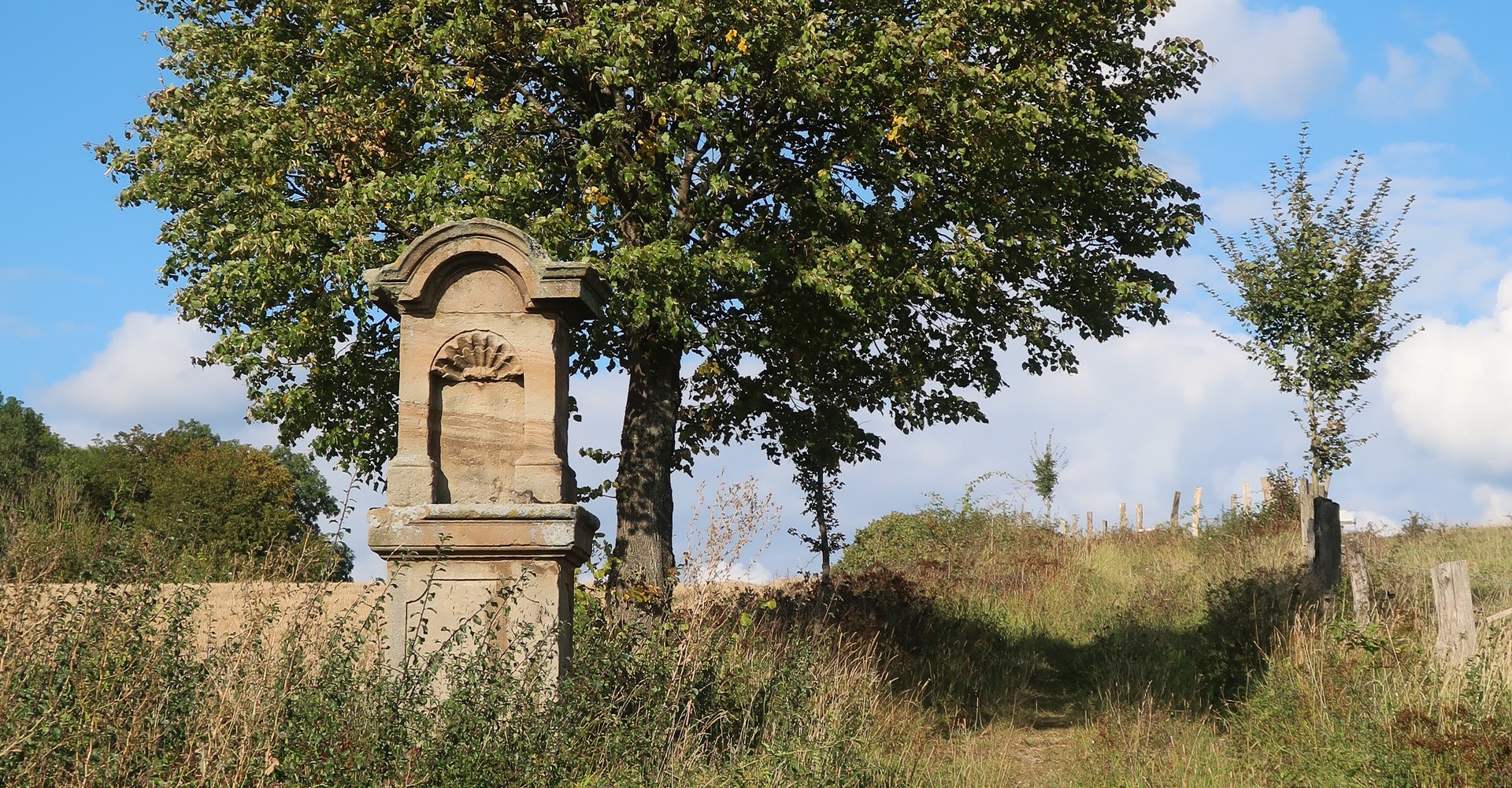 Der Bildstock an der zweiten Station mit Lindenbaum