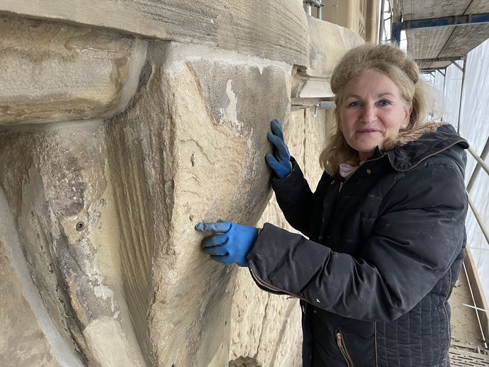 Dipl.-Restauratorin Eva Möllenkamp vor der Fassade