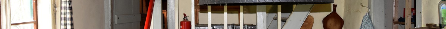 Haushohe Küche mit Treppe zur Räucherkammer