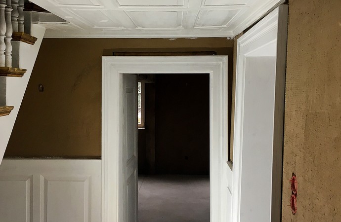 Flur mit Wand- und Deckenvertäfelungen und Treppe