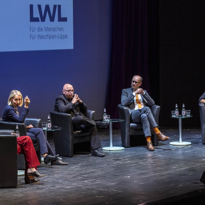 Diskussionsrunde auf der Bühne (vergrößerte Bildansicht wird geöffnet)