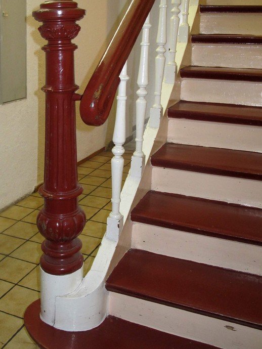 Treppe im Erdgeschoss (vergrößerte Bildansicht wird geöffnet)