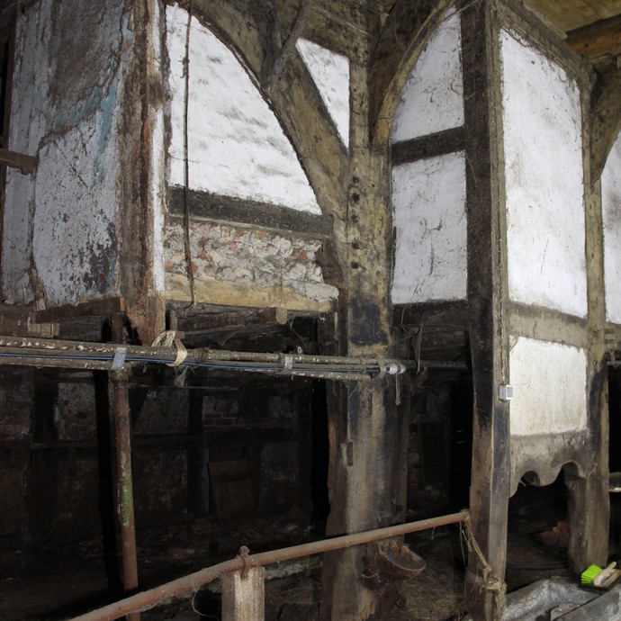 Hohe Lucht mit zum Stall offenen Küchenbereich Hohe Lucht mit zum Stall offenen Küchenbereich (vergrößerte Bildansicht wird geöffnet)