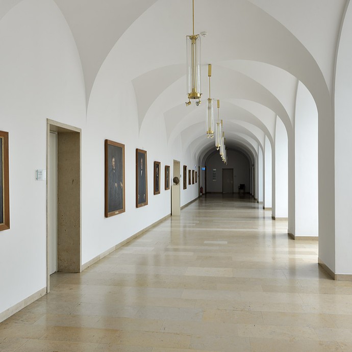Das Hauptgebäude (vergrößerte Bildansicht wird geöffnet)