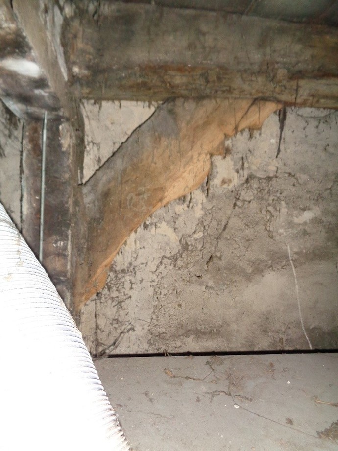 Bereich der alten Wirtschaftsdiele mit Kopfband im Originalzusammenhang