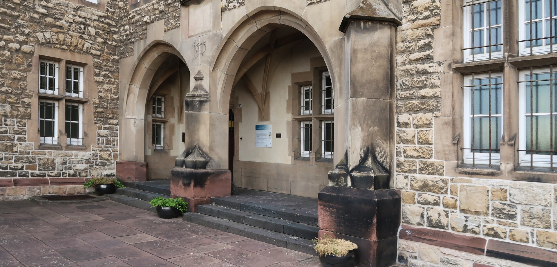 Die Eingangslaube des Klosterportals
