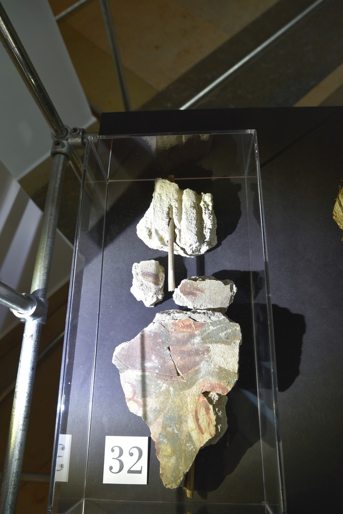 Fragmente eines bemalten Kalkputzes