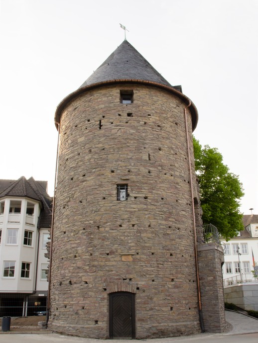 Der Bieketurm ohne Efeu und saniert. (vergrößerte Bildansicht wird geöffnet)