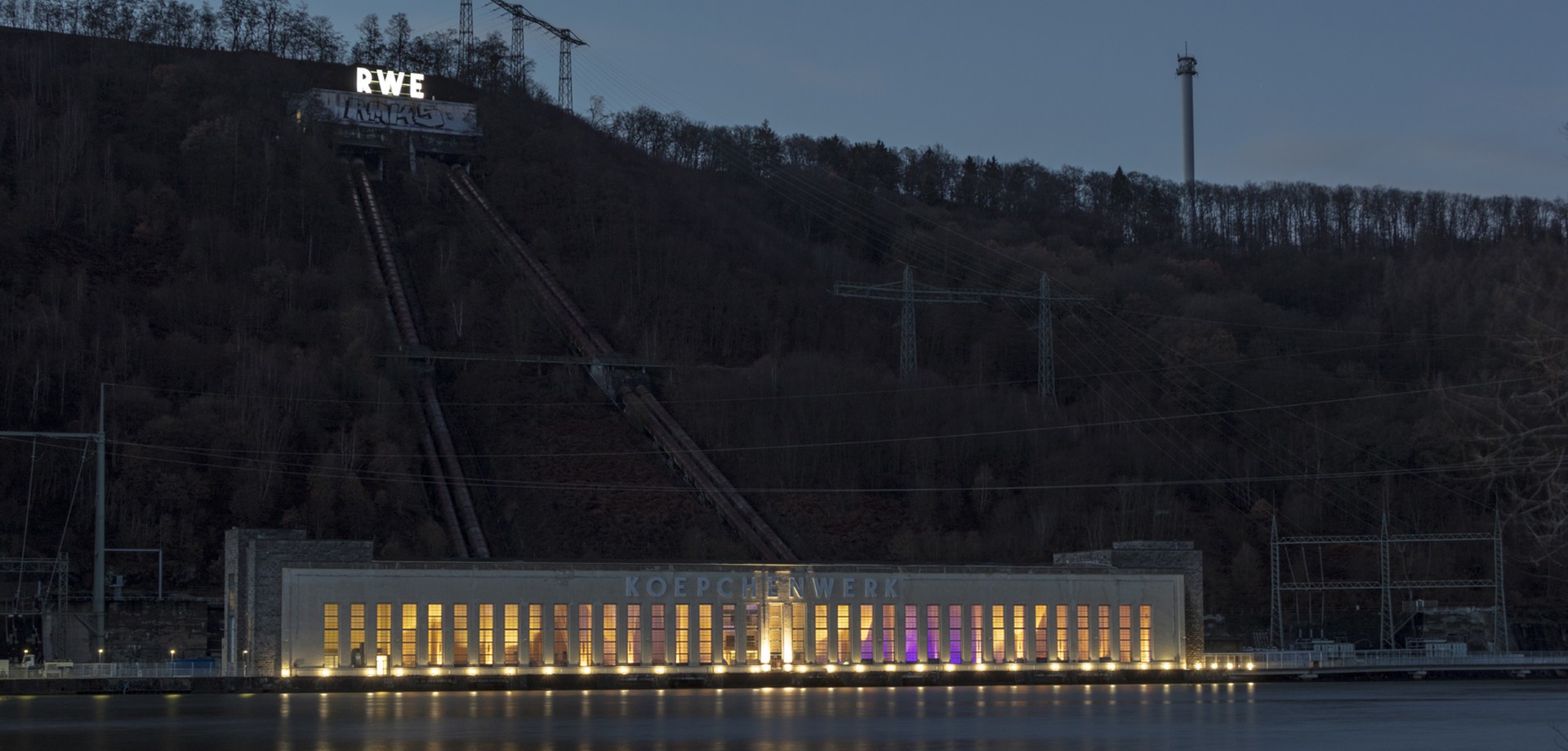 Das Koepchenwerk nach der Sanierung bei Nacht mit Beleuchtung