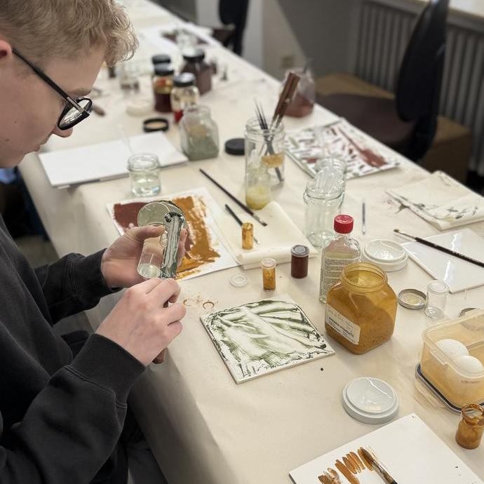 in der Restaurierungswerkstatt (vergrößerte Bildansicht wird geöffnet)