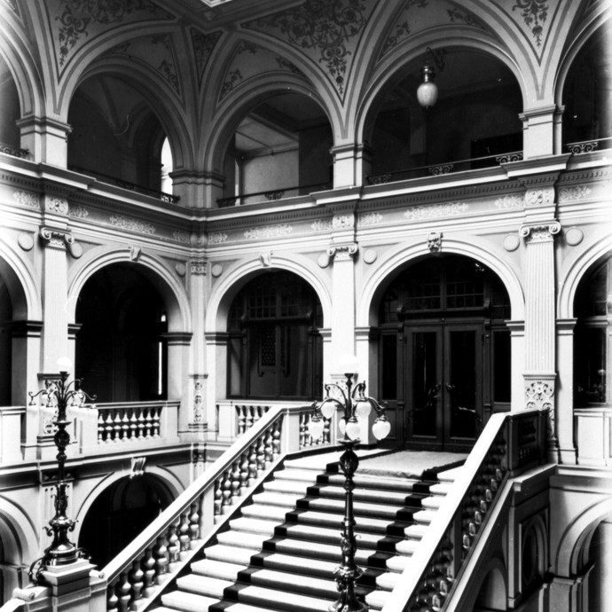 Treppenhaus mit Lichthof, ca. 1905 (vergrößerte Bildansicht wird geöffnet)