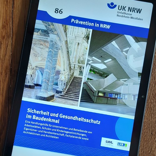 Cover Broschüre mit Treppenhäusern