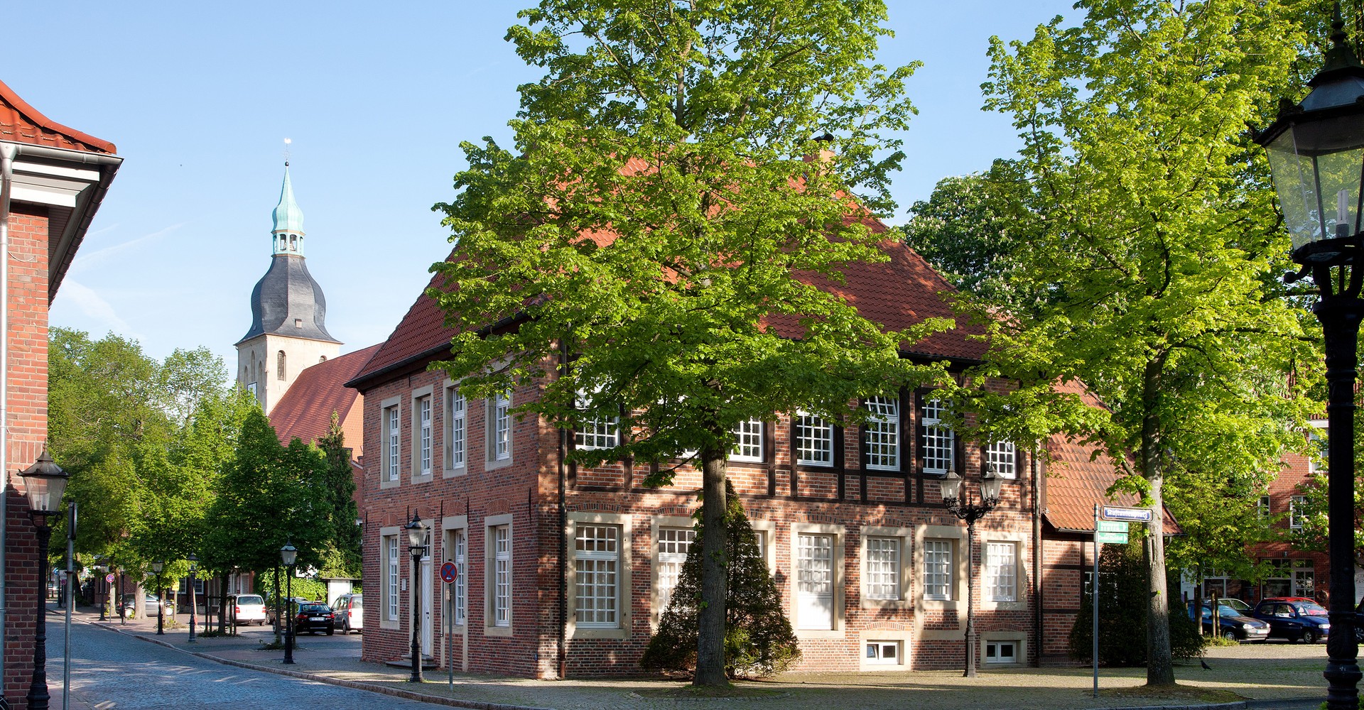 Die von Schlaun geplante „Große Allee“, heute Stiftsstraße mit der Alten Amtmannei und dem Turm von St. Martinus.