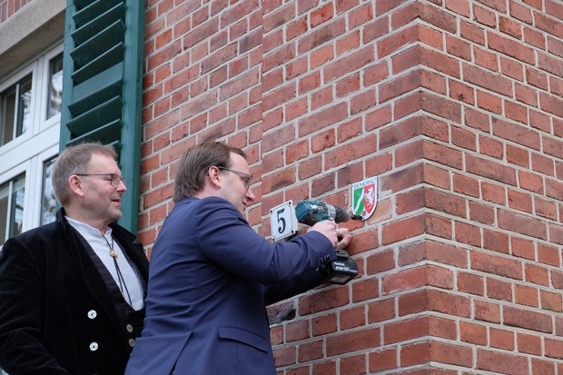 Anbringung einer Denkmalplakette in Greven Anbringung einer Denkmalplakette in Greven