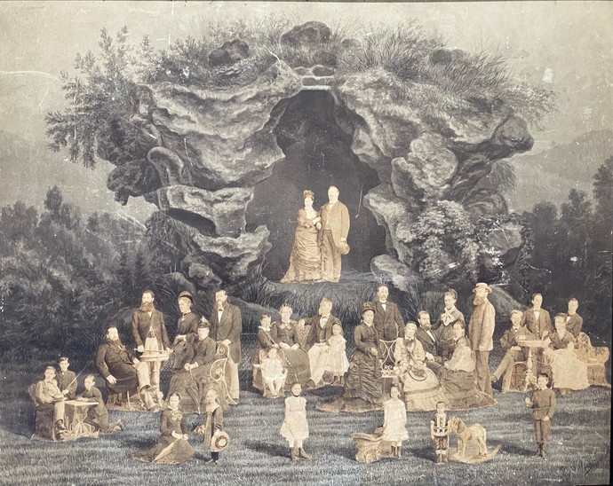 Die Fotomontage aus dem 19. Jahrhundert zeigt die Familie Lohmann vor einer gemalten Grotte.