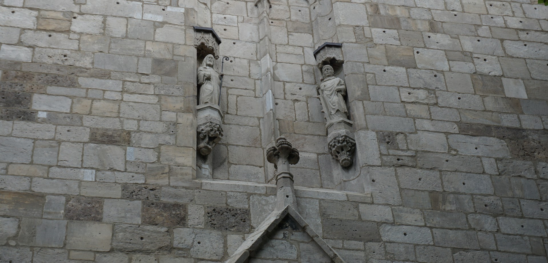 Blendfenster nach der Sanierung: Links befindet sich die Figur des heiligen Sturmius und rechts die Skulptur des heiligen Laurentius