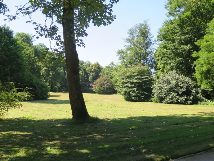 Gartenpartie im südlichen Parkteil nach Entwurf von Ludwig Simon (vergrößerte Bildansicht wird geöffnet)