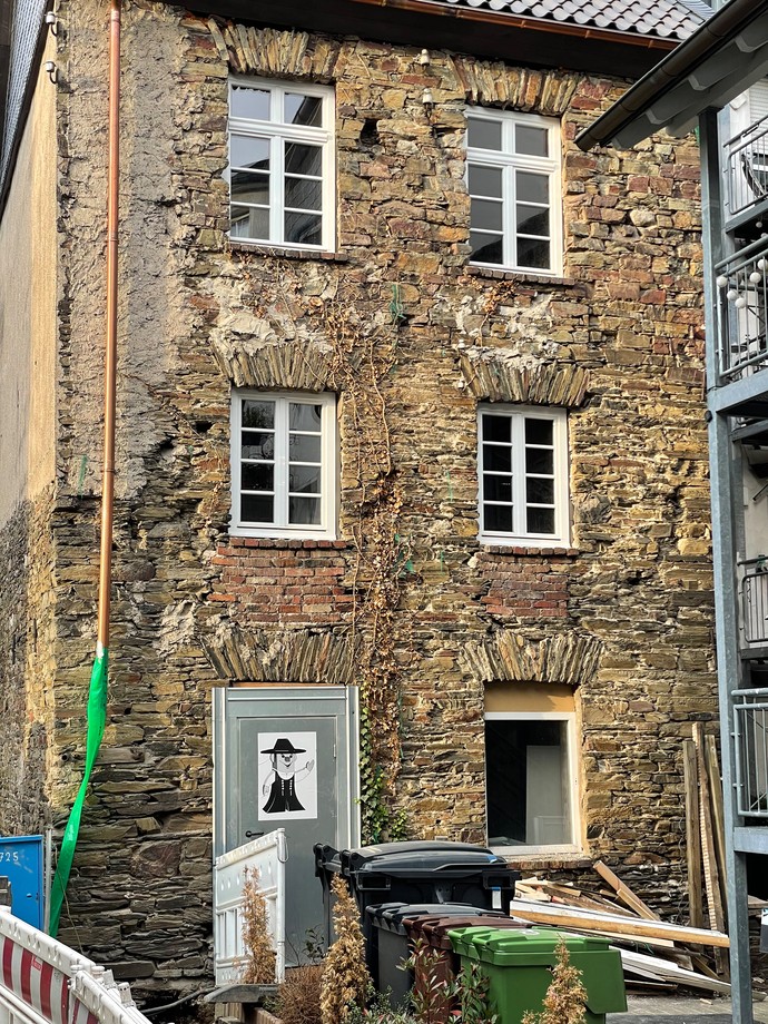 Fassade nach Austausch der Fenster