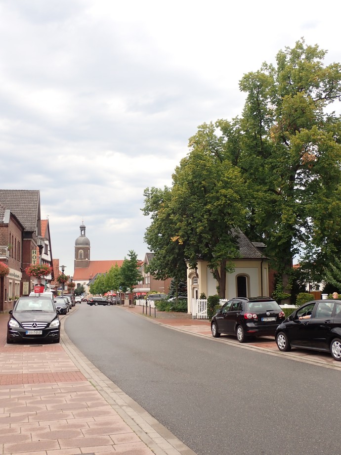 Blick in die Schlossstraße nach Norden Richtung St. Mauritiuskirche. Im Vordergrund rechts die St. Johannes Nepomuk-Kapelle