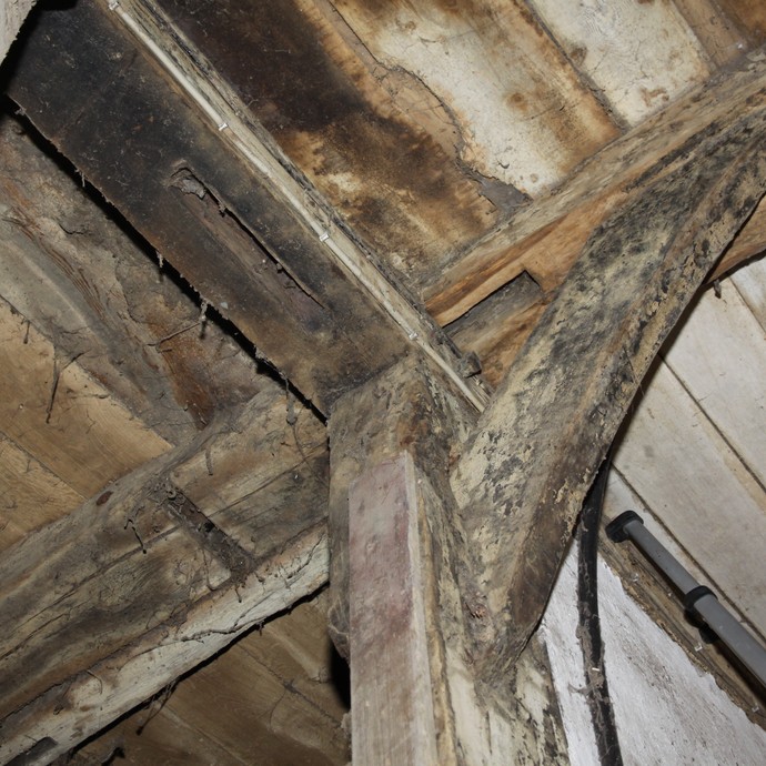 Ständer der linken Dielenwand mit quer aussteifendem Kopfband Ständer der linken Dielenwand mit quer aussteifendem Kopfband (vergrößerte Bildansicht wird geöffnet)