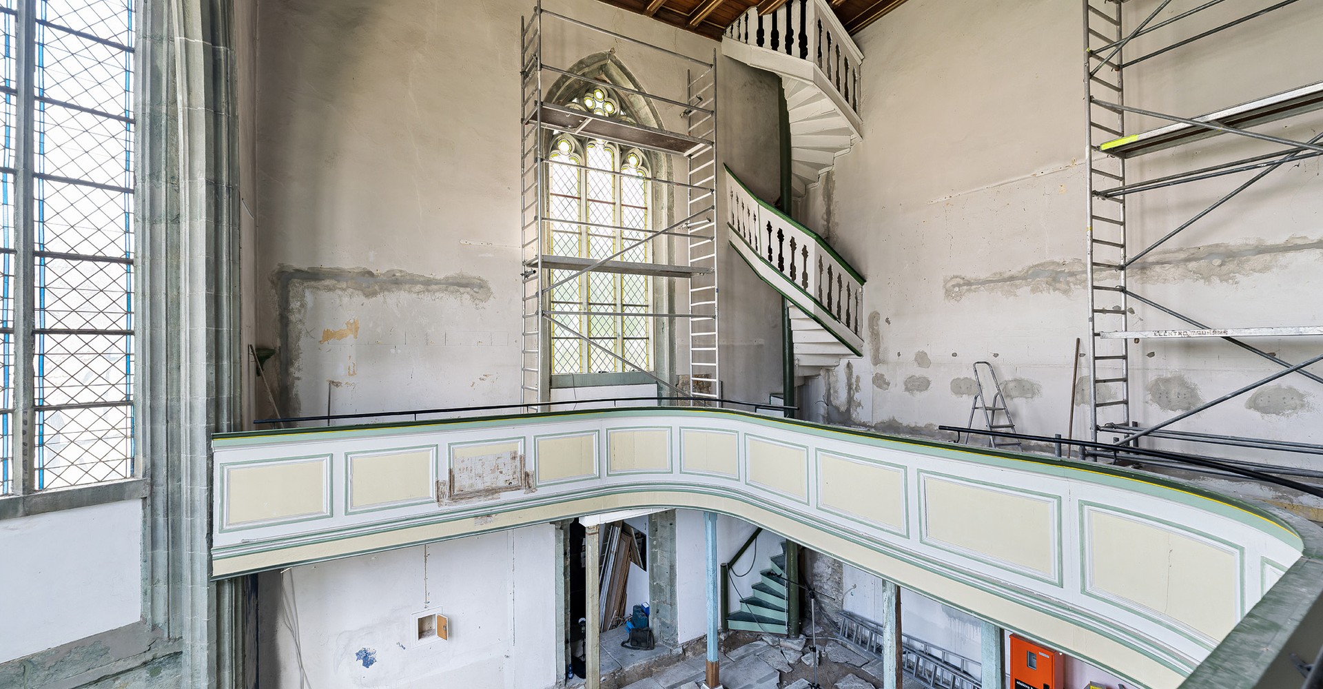Blick in den Saal mit Empore. Foto 2023