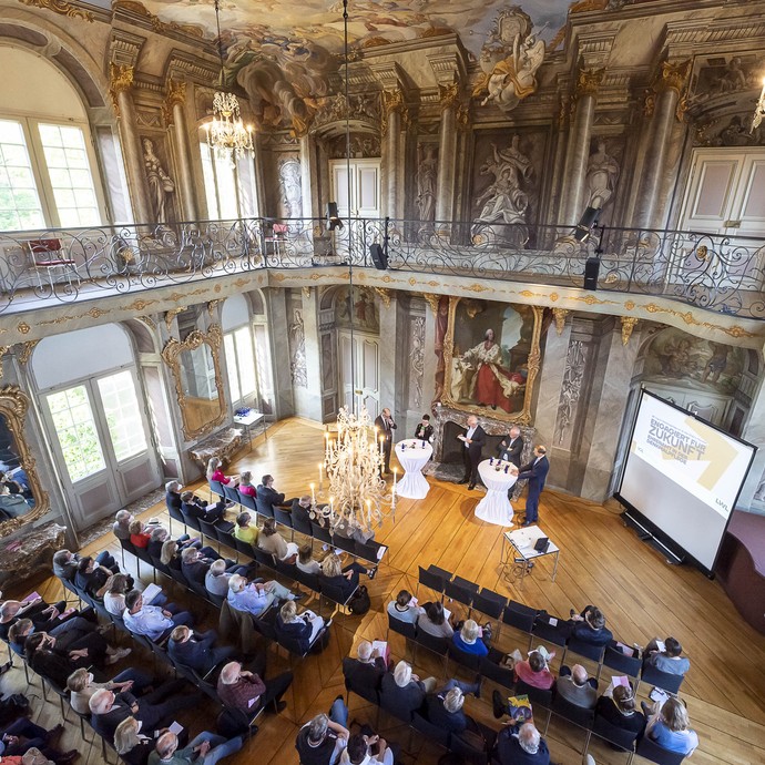 Blick in den Saal (vergrößerte Bildansicht wird geöffnet)