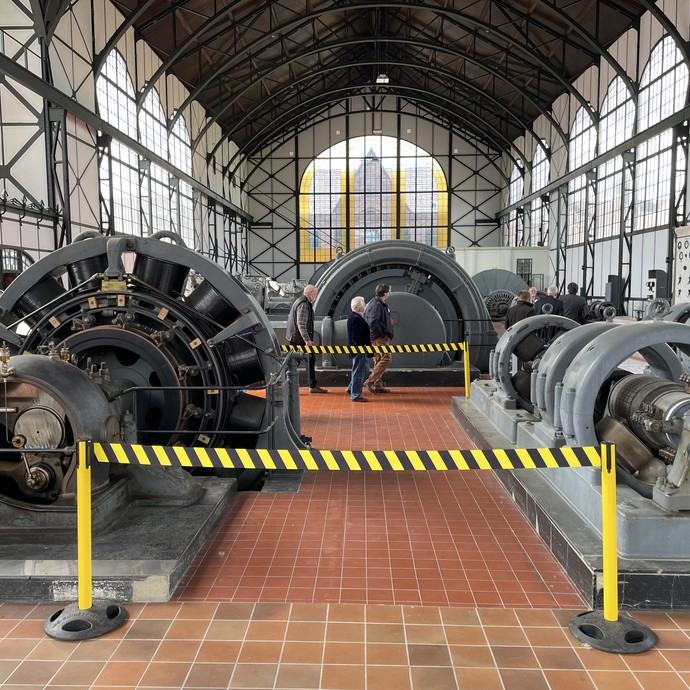 In der Maschinenhalle (vergrößerte Bildansicht wird geöffnet)