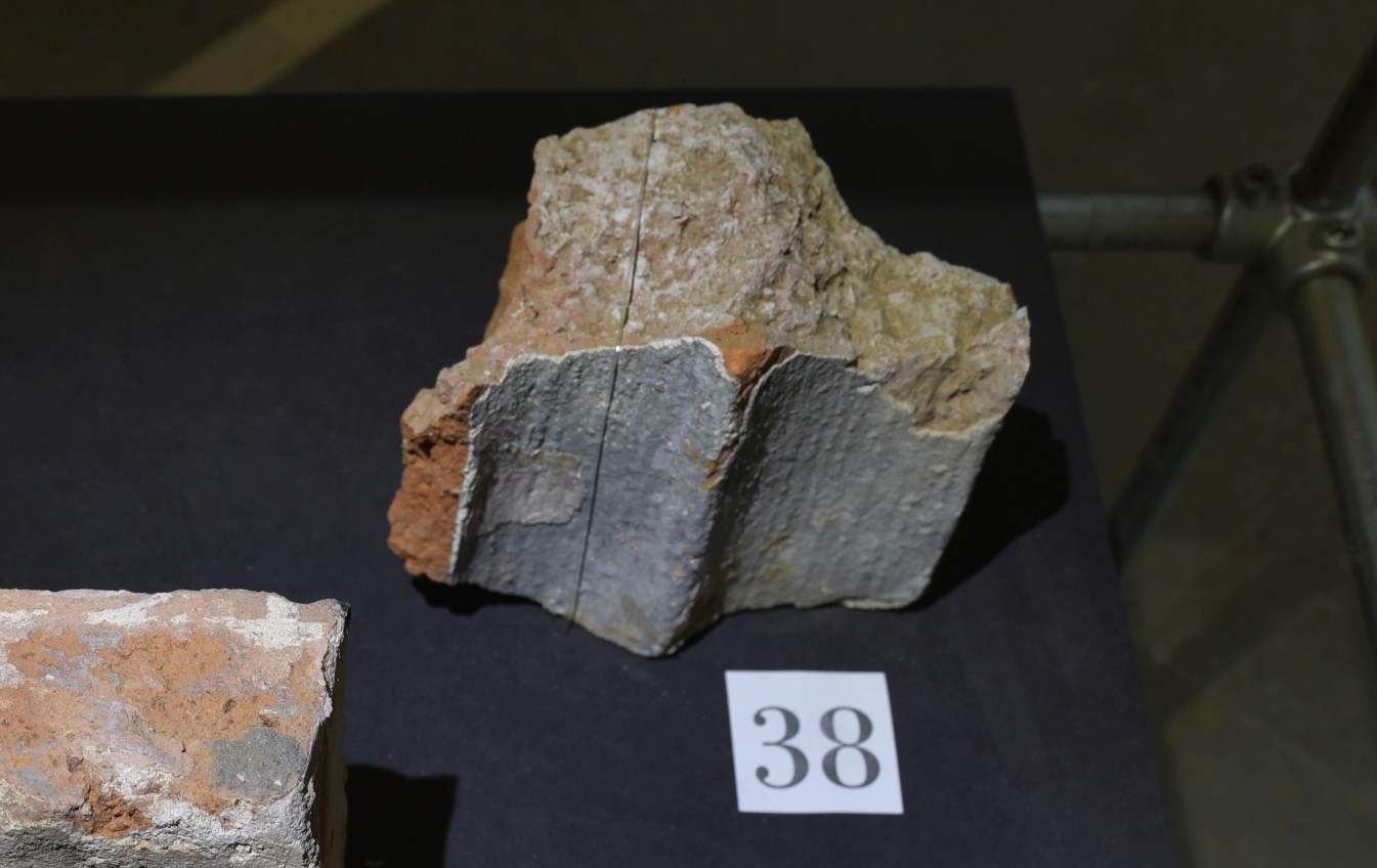 Fragment eines backsteinernen Maßwerkfrieses
