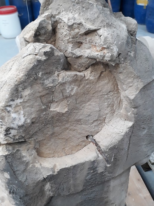 Rückseite der Figur des heiligen Laurentius vor der Restaurierung (vergrößerte Bildansicht wird geöffnet)