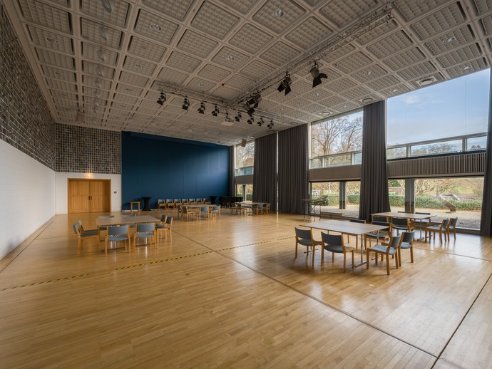 Der Saal ist mit seinen verstellbaren Bodenelementen multifunktional (vergrößerte Bildansicht wird geöffnet)