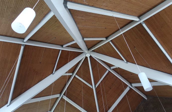 Das Zelt als Vorbild zeigt sich in der Holzbinderkonstruktion des Daches.
