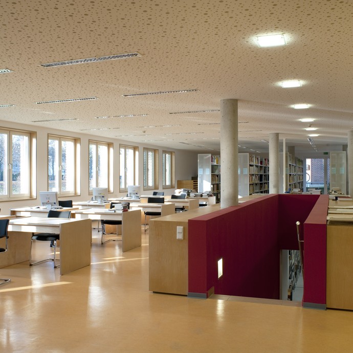 Blick in die Bibliothek (vergrößerte Bildansicht wird geöffnet)