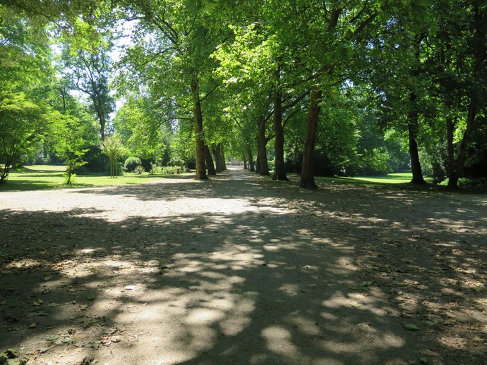 Blick durch die Große Allee auf das Mahnmal im Südteil des Stadtgartens und in zwei Sichtschneisen (vergrößerte Bildansicht wird geöffnet)