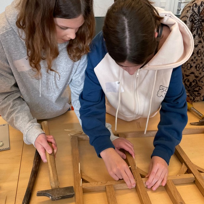 bei der Bauforschung (vergrößerte Bildansicht wird geöffnet)