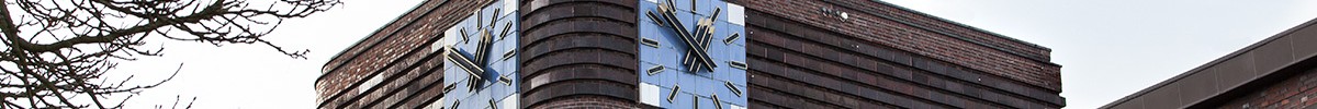 Detail des Turms mit Uhr und Aufsatz